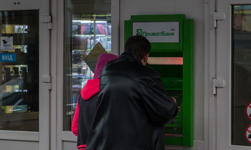 В Днепре полицию вызвали из-за подозрительного свертка на банкомате 
