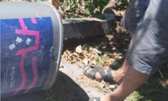 ЧП в Днепре: вандалы оторвали урну и хотели сдать ее на металлолом 