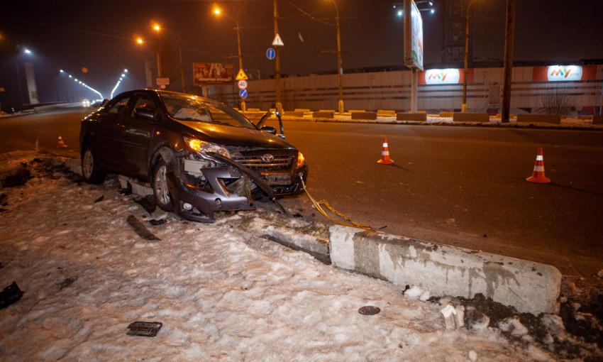 ДТП в Днепре: на Новом мосту автомобиль протаранил отбойник 