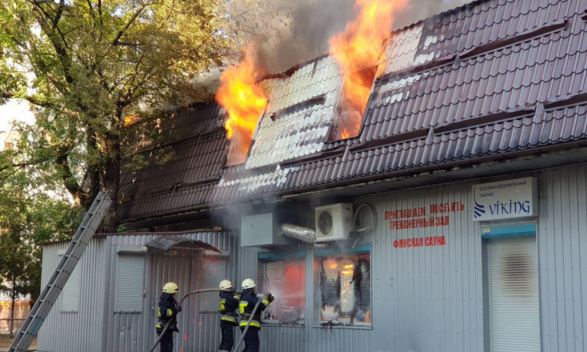 Пожар в Днепре: сотрудники ГСЧС тушили спортзал 