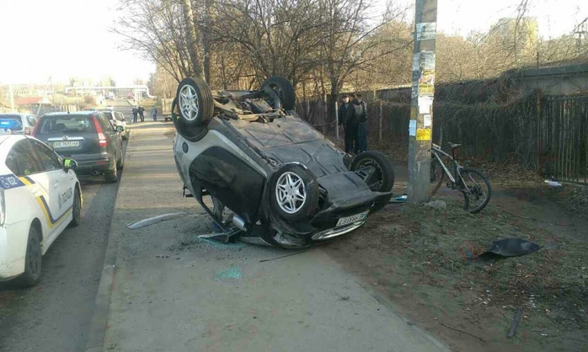 ДТП в Днепре: перевернувшееся авто врезалось в велосипедиста 
