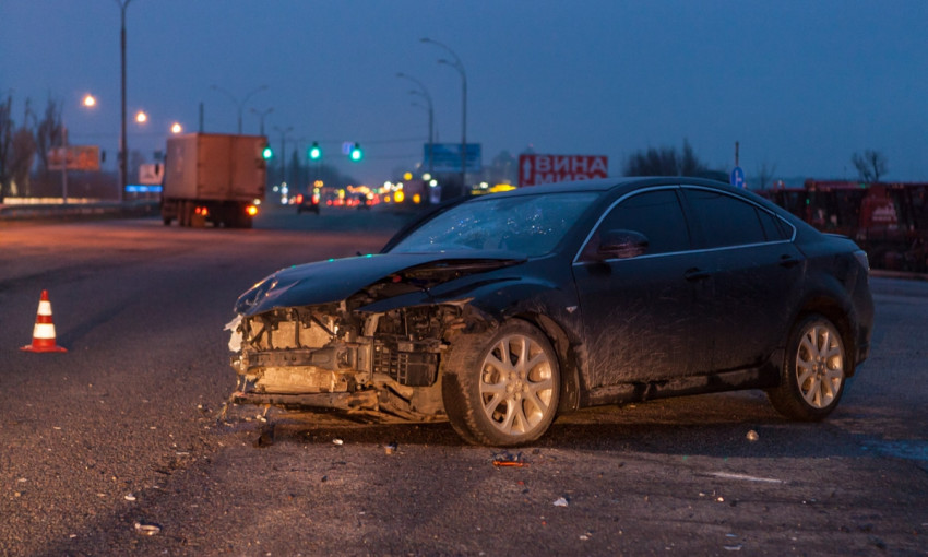 ДТП в Днепре: автомобиль Mazda врезался в электроопору 