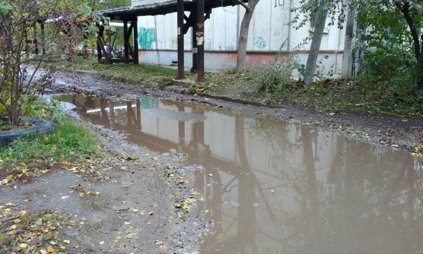 Жители улицы Аэродром в Днепре жалуются на грязь и лужи 