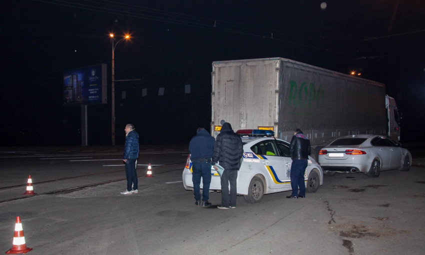 ДТП в Днепре: на перекрестке столкнулись авто и грузовик