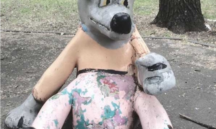 В Днепре детей пугают сказочные статуи в парке Глобы 