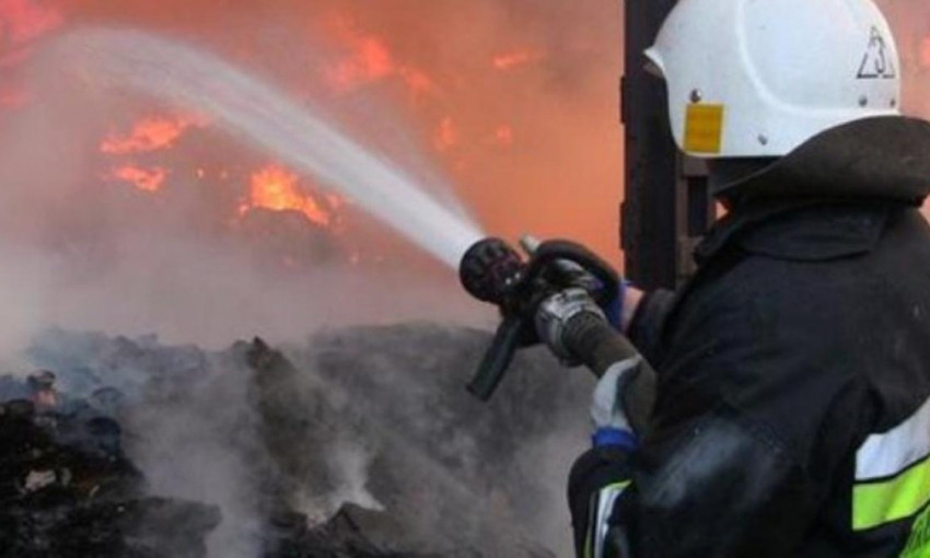 Пожар на Днепропетровщине: сотрудники ГСЧС тушили завод 