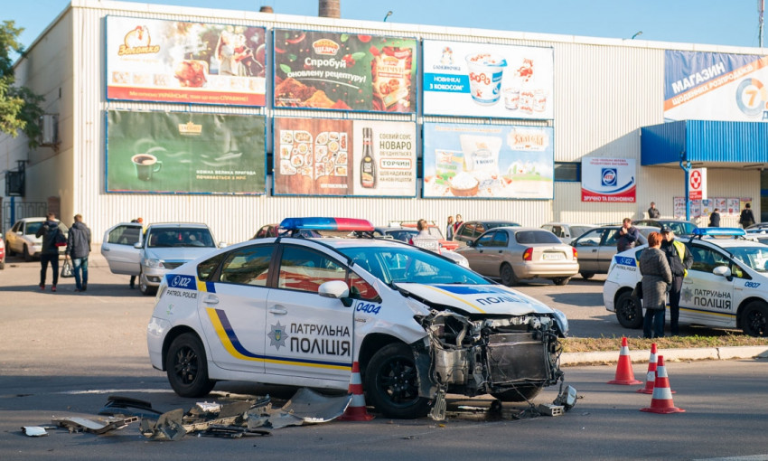 ДТП в Днепре: полицейский Prius врезался в микроавтобус 