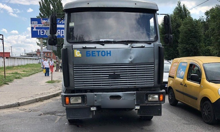 ДТП в Днепре: на Байкальской МАЗ сбил пешехода