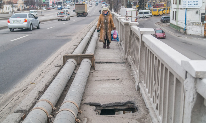 Опасный Днепр: на Слобожанском проспекте «крошится» путепровод