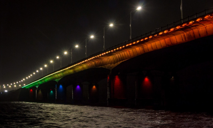 Борис Филатов протестировал подсветку на мосту 