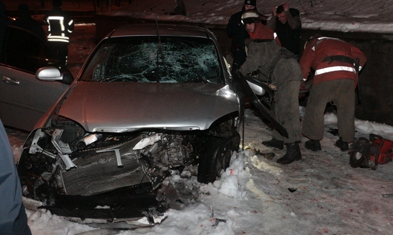 Смертельное ДТП в Днепре: автомобиль врезался в стену