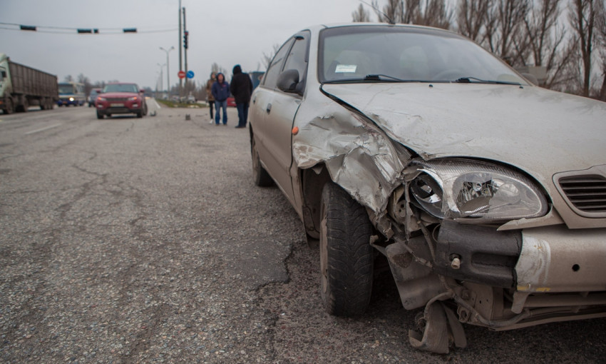 ДТП в Днепре: два автомобиля столкнулись из-за светофора