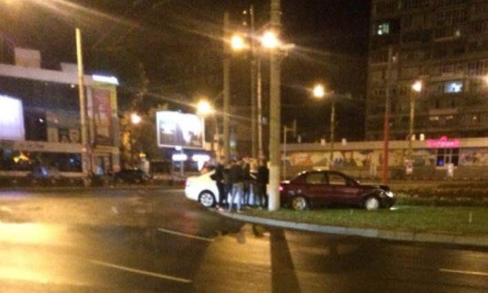 ДТП на Днепропетровщине: два автомобиля врезались в клумбу