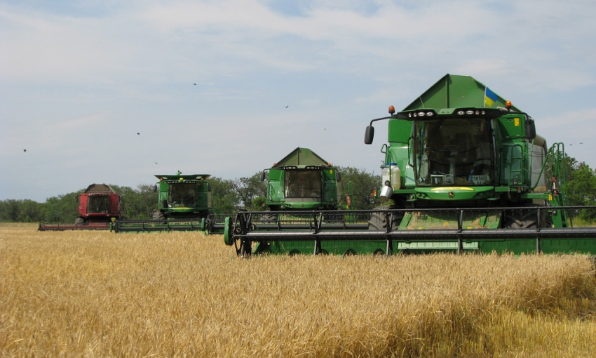 На Днепропетровщине аграрии собрали более 1,9 млн тонн ранних зерновых