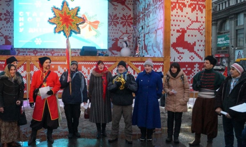 Жители Днепра празднуют Старый Новый год на площади 