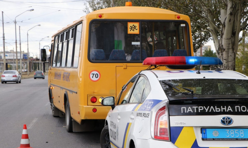 ДТП в Днепре: школьный автобус с детьми сбил пешехода