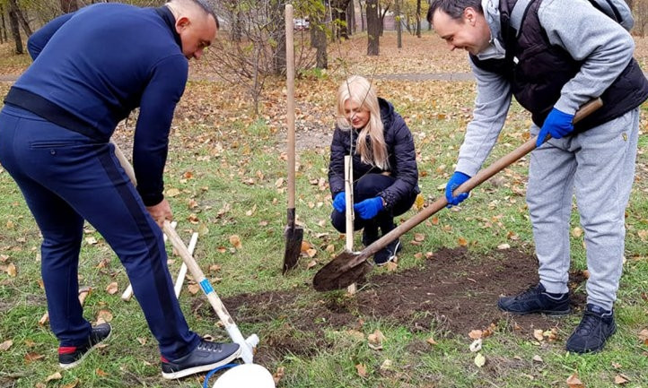 Жители Днепропетровщины высадили 100 дубов в городских парках