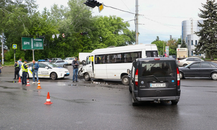 ДТП в Днепре: Fiat врезался в маршрутку с пассажирами