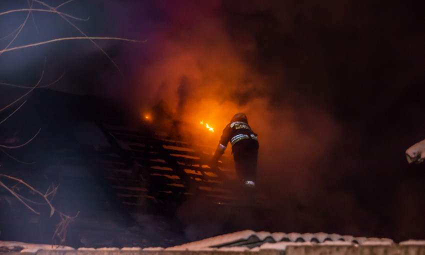 Пожар в Днепре: сотрудники ГСЧС тушили дом 