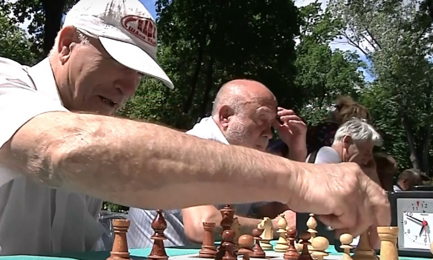 В Днепре прошел турнир по шахматам среди пенсионеров