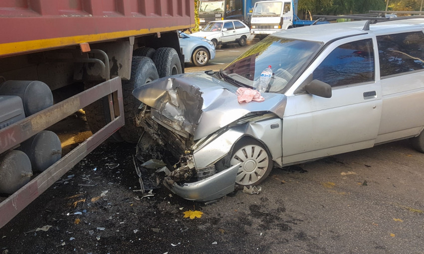ДТП в Днепре: на Строителей ВАЗ врезался в грузовик