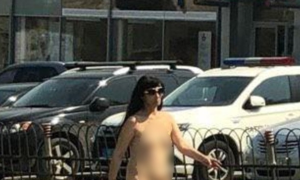 В Днепре по улице гуляла голая женщина