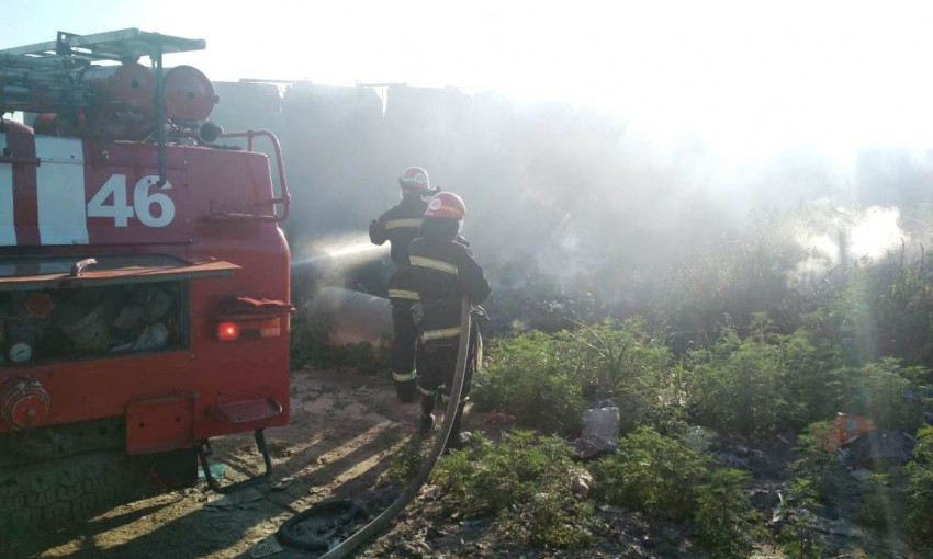 Пожар на Днепропетровщине: сотрудники ГСЧС тушили свалку
