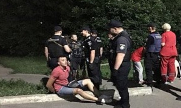 На Днепропетровщине возле "АТБ" парень зверски избивал прохожего 