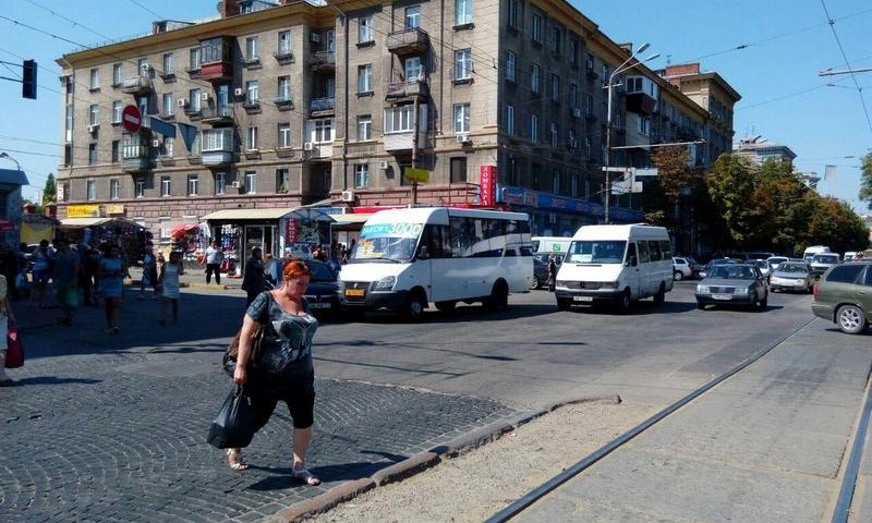 ДТП в Днепре: на перекрестке столкнулись маршрутка и авто