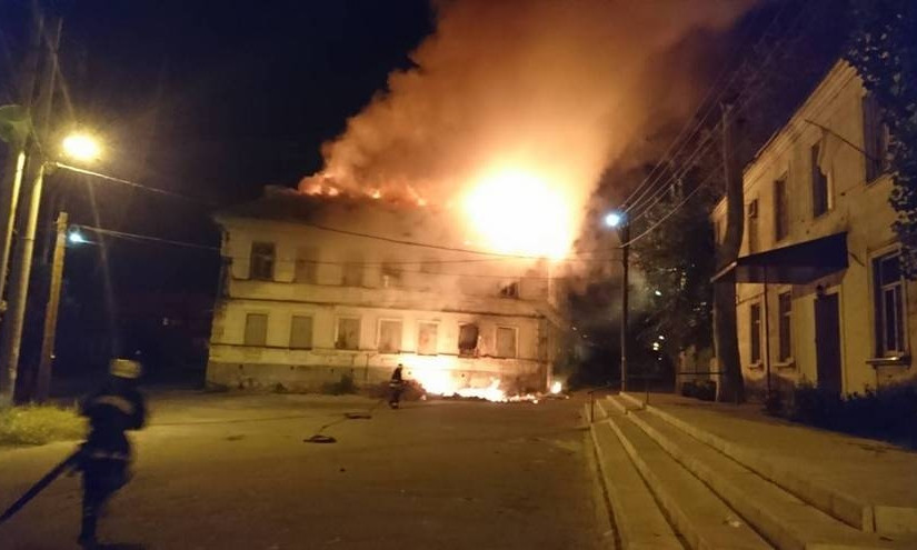 Пожар на Днепропетровщине: сотрудники ГСЧС тушили заброшенный дом 