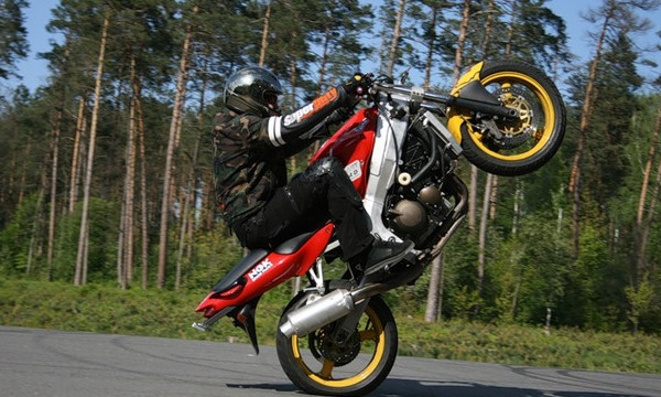 На Днепропетровщине мотоциклист выбросил попутчика 