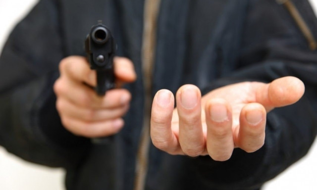 Житель Днепропетровщины угрожал экспедитору игрушечным пистолетом 