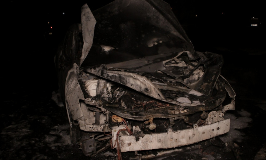 Пожар в Днепре: сотрудники ГСЧС тушили авто 