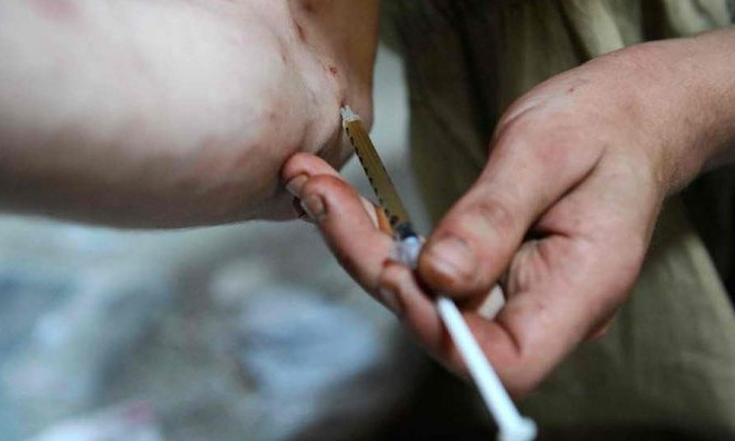 На Днепропетровщине наркоманы делают уколы прямо на улице