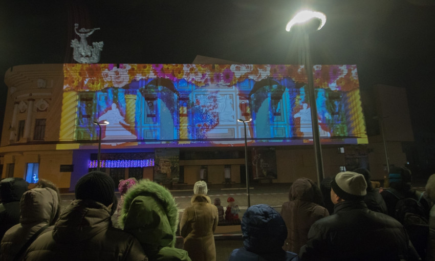 Днепрянам показали 3D-сказку на фасаде театра Шевченко