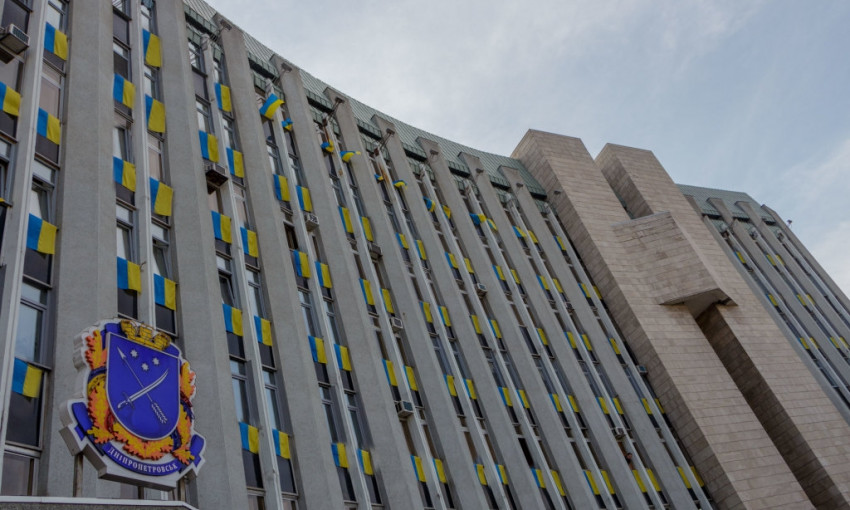 Днепровский городской  совет украсили флагами 