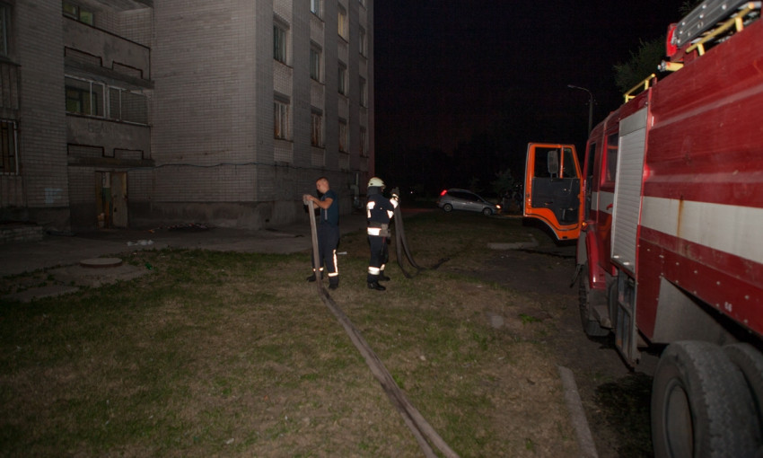 Пожар в Днепре: сотрудники ГСЧС тушили общежитие 