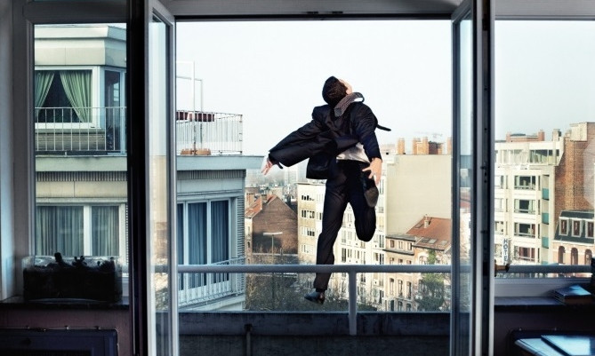 ЧП на Днепропетровщине: мужчина и женщина выпрыгнули с балкона 