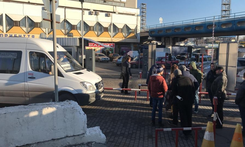 В Днепре активисты заблокировали автовокзал 