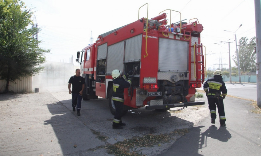 Пожар в Днепре: сотрудники ГСЧС тушили киоск на улице Осенней