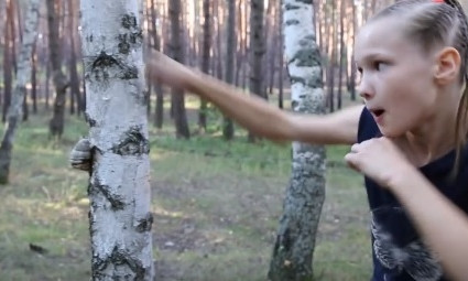 Девочка из Павлограда сломала дерево рукой 
