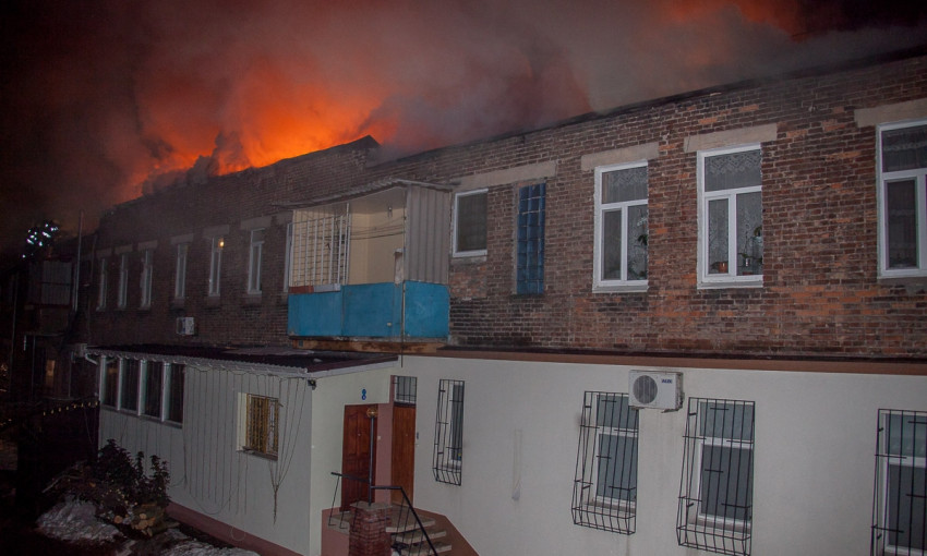 Пожар в Днепре: горела кровля на улице Троицкой 