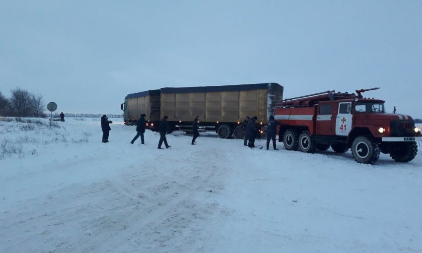 На Днепропетровщине спасатели вытаскивают транспорт из снега 