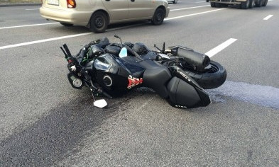 В Днепре мотоциклистка попала в аварию