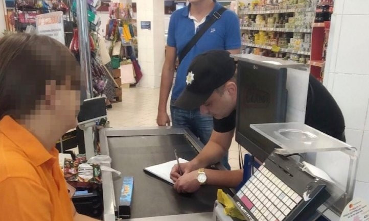 На Днепропетровщине кассир супермаркета продала сигареты школьнику
