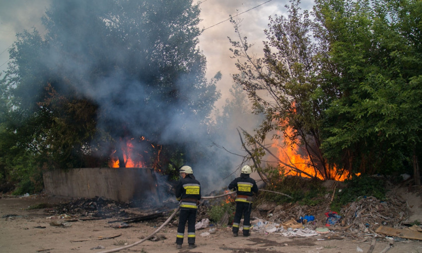 Пожар в Днепре: сотрудники ГСЧС тушили стихийную свалку 
