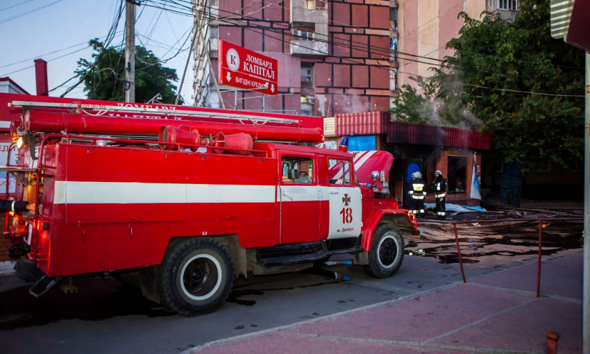 Пожар в Днепре: неизвестные подожгли интернет-центр и напали на охранника
