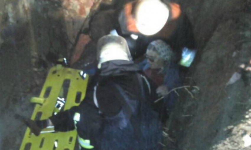 На Днепропетровщине спасатели вытаскивали женщину из ямы 