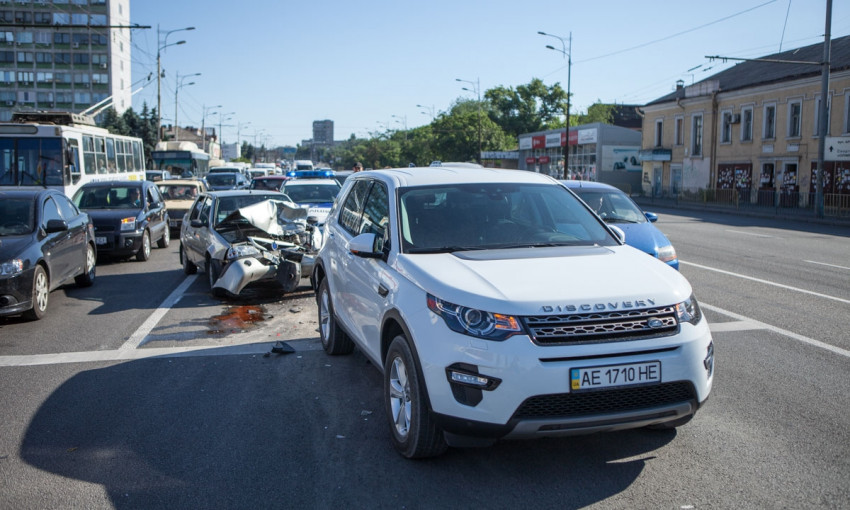 ДТП в Днепре: из-за столкновения двух авто пострадал водитель