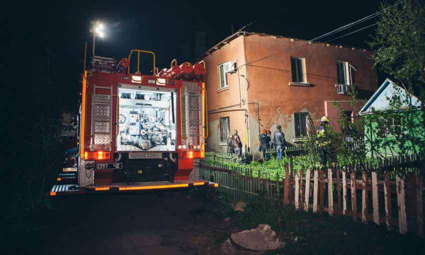 Пожар в Днепре: сотрудники ГСЧС тушили сарай